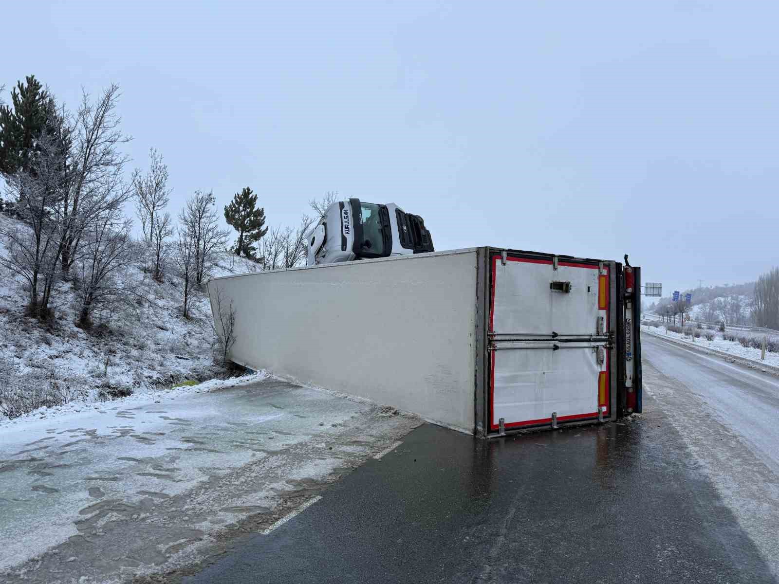 Buzlanan yolda kayan tır devrildi: 1 yaralı
