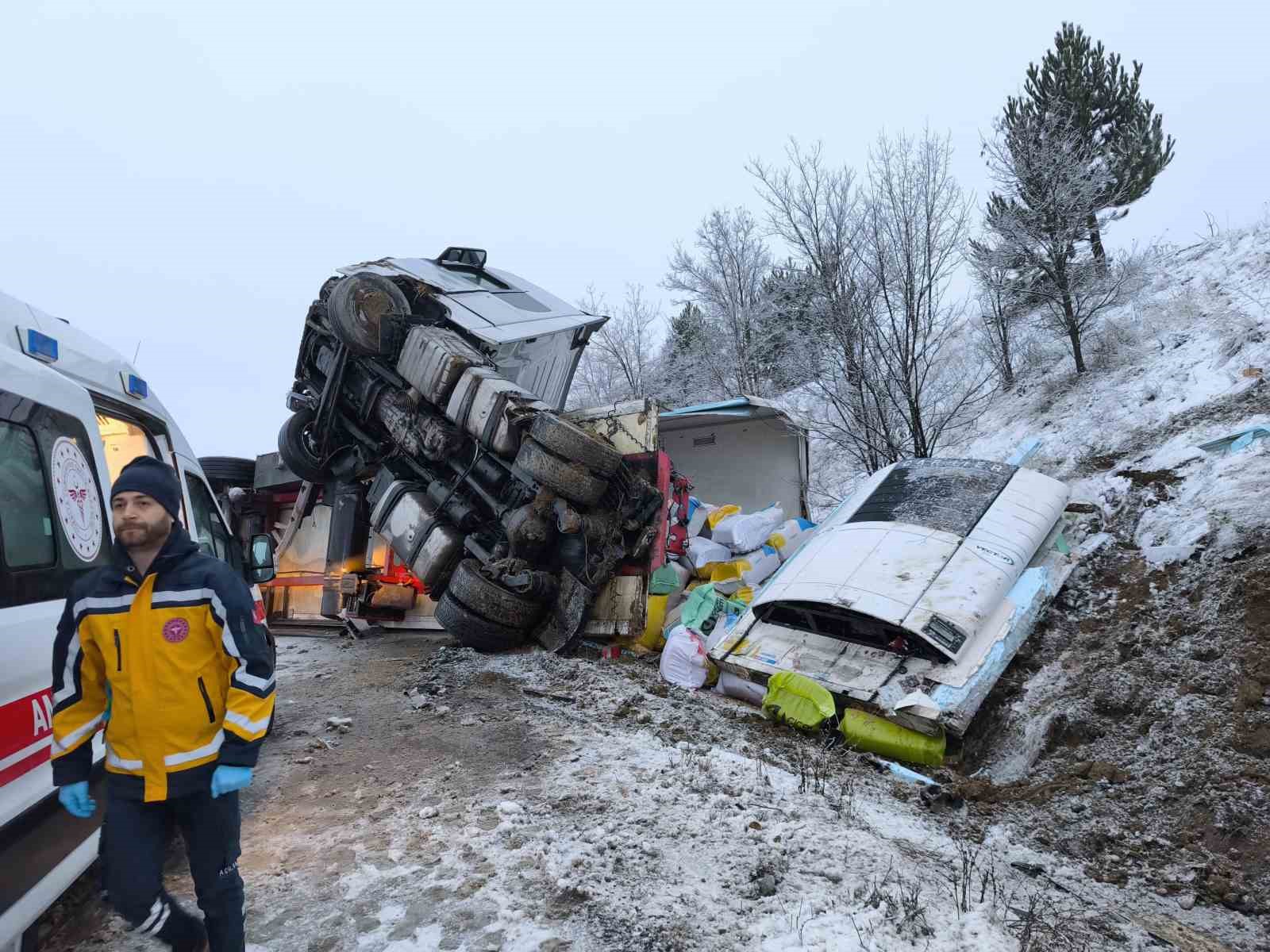 Buzlanan yolda kayan tır devrildi: 1 yaralı
