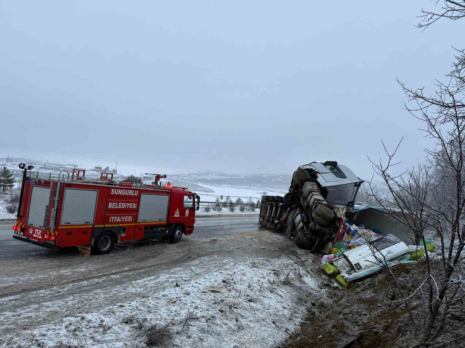 Buzlanan yolda kayan tır devrildi: 1 yaralı
