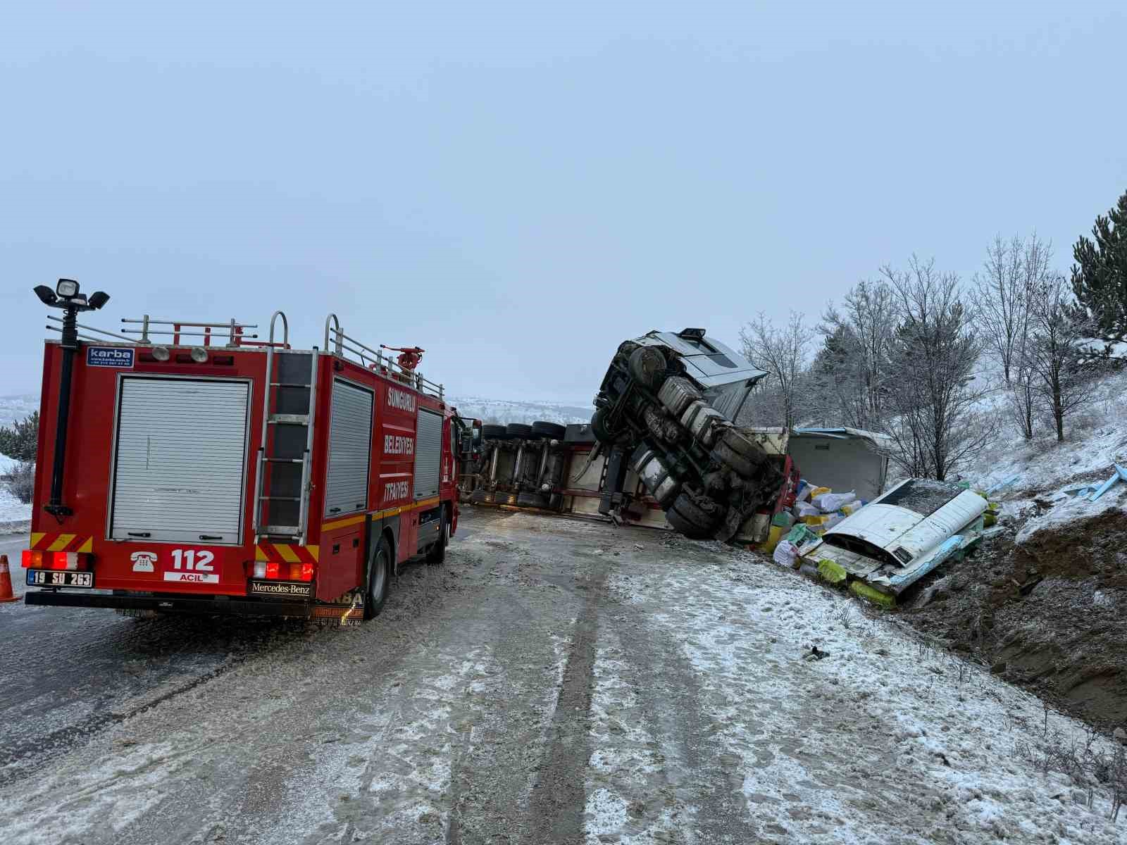 Buzlanan yolda kayan tır devrildi: 1 yaralı
