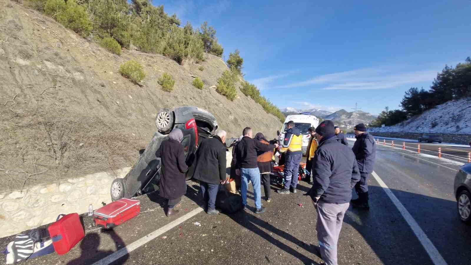 Buzlanma kazayı beraberinde getirdi: 4 yaralı
