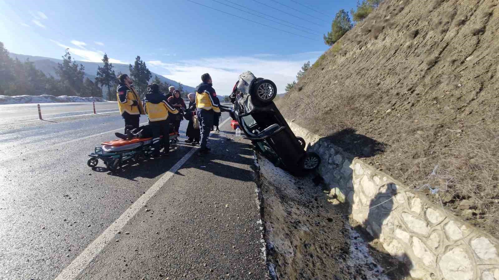 Buzlanma kazayı beraberinde getirdi: 4 yaralı
