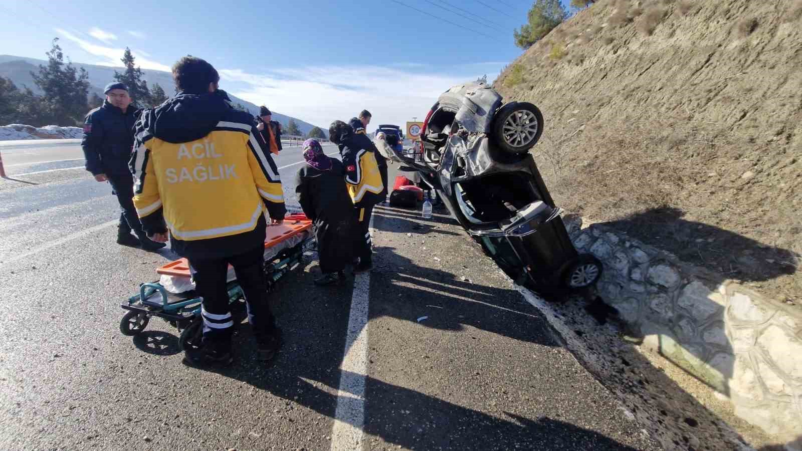 Buzlanma kazayı beraberinde getirdi: 4 yaralı
