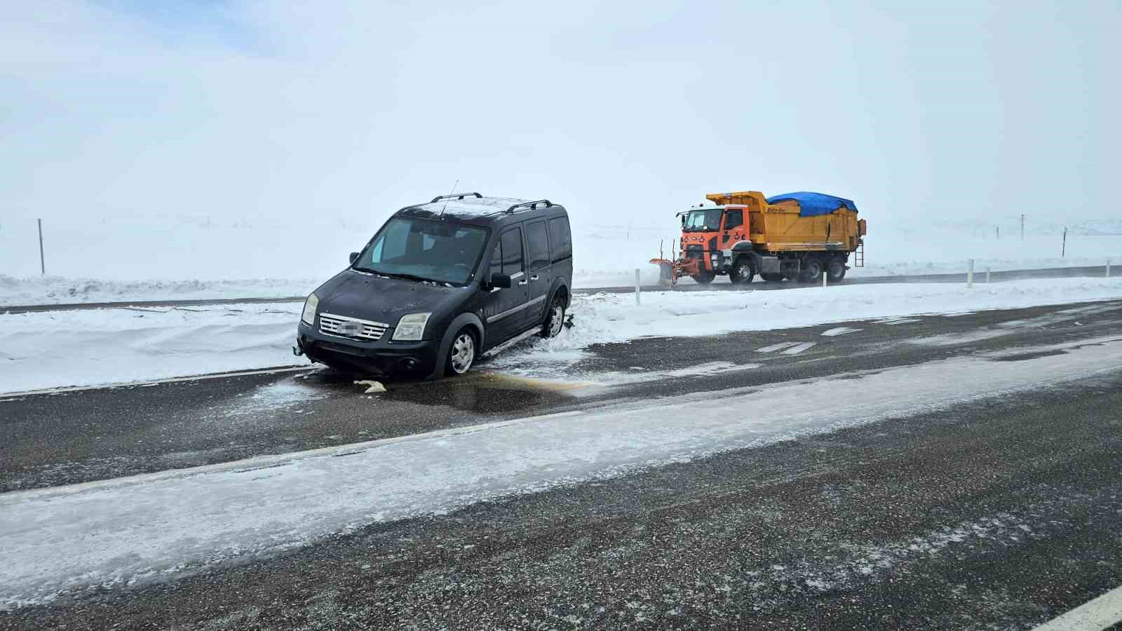 Buzlanma ve fırtına kazaları beraberinde getirdi

