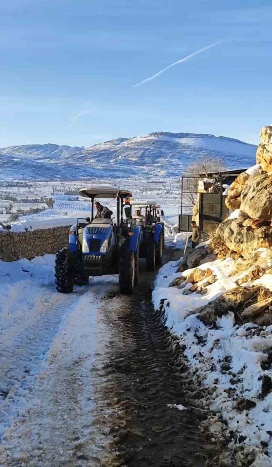 Buzlanmış yolda üç traktörü birbirine bağlayıp su taşıdılar
