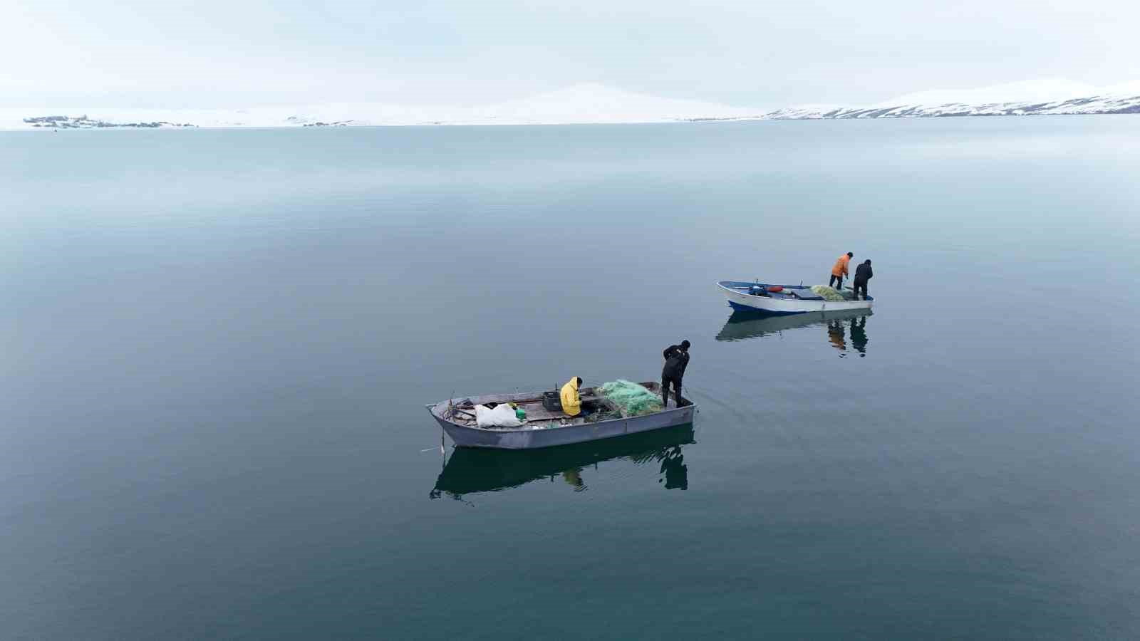 Buzların çözülmeye başladığı Nazik Gölü’nde balıkçı tekneleri yeniden suya indi
