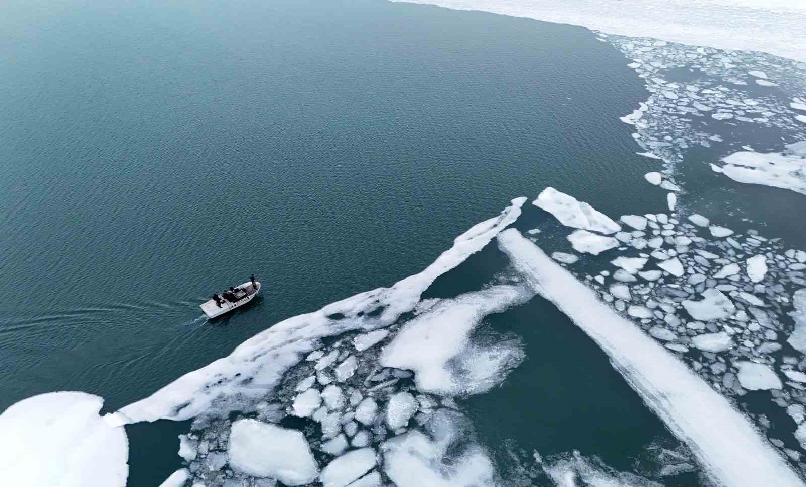 Buzların çözülmeye başladığı Nazik Gölü’nde balıkçı tekneleri yeniden suya indi
