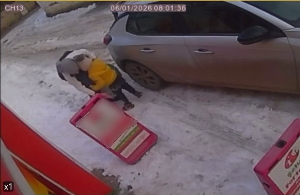 Buzlu yol vatandaşlara zor anlar yaşattı
