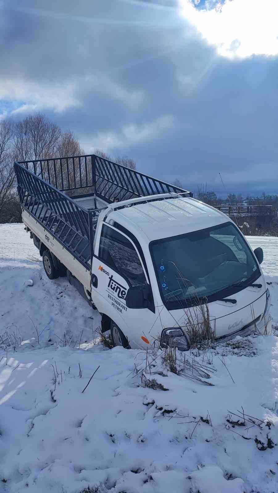 Buzlu yolda kayan araç tarlaya uçtu; 1 yaralı
