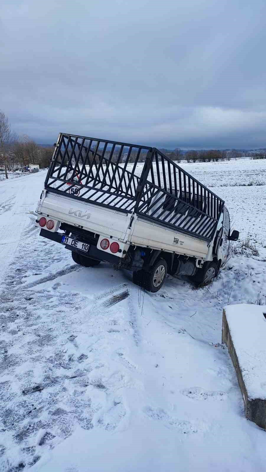 Buzlu yolda kayan araç tarlaya uçtu; 1 yaralı
