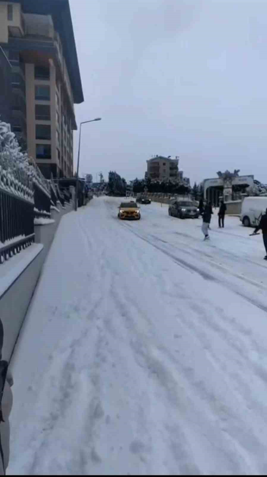 Buzlu yolda kaza böyle geldi
