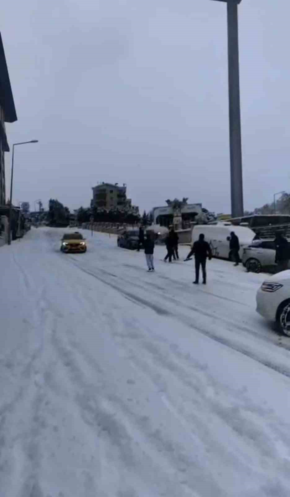 Buzlu yolda kaza böyle geldi
