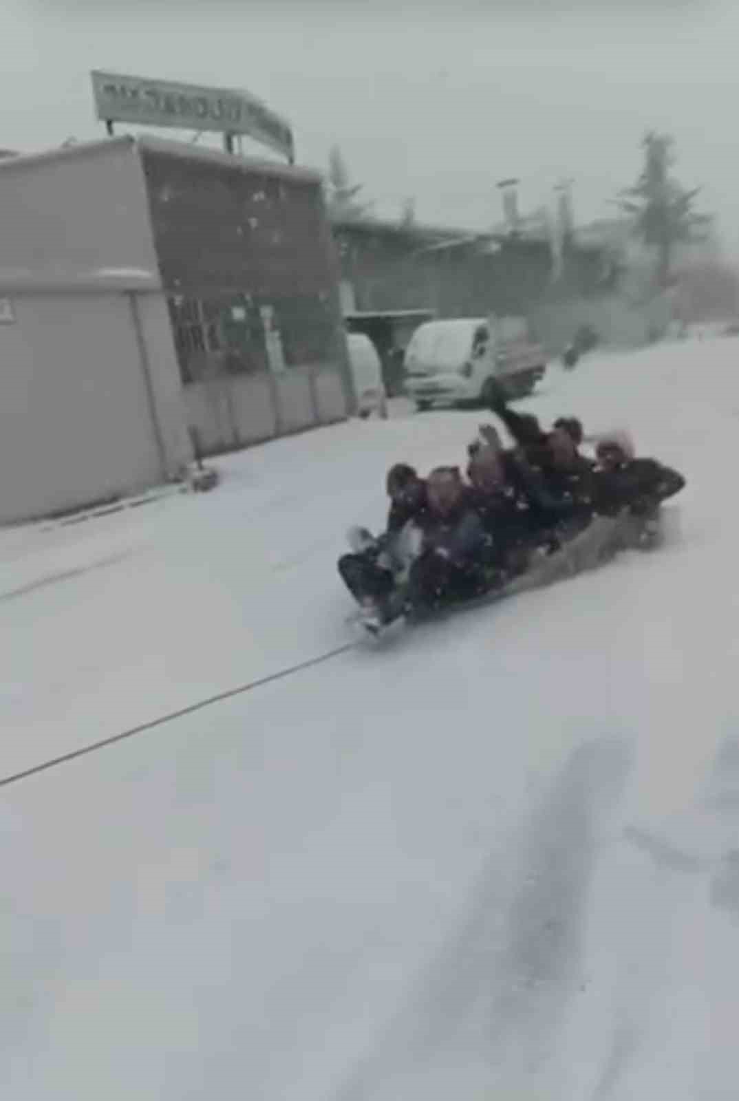 Buzlu yolda kaza böyle geldi
