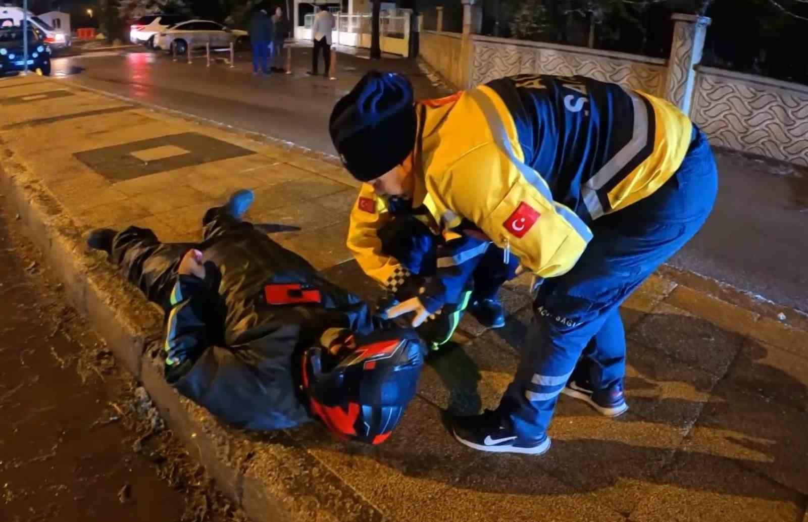 Buzlu yolda motosiklet kaydı, yola savrulan kurye yaralandı
