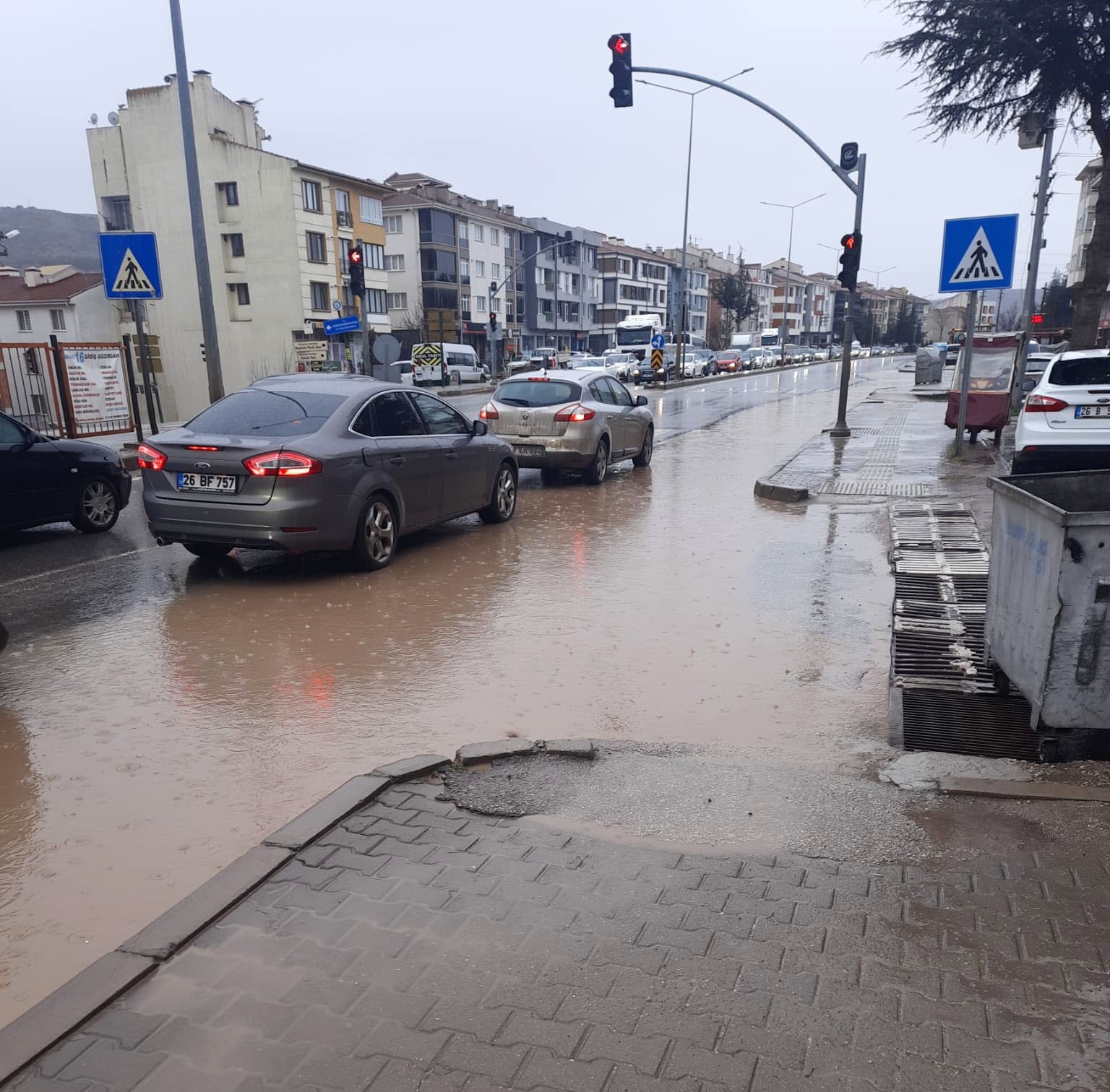 Cadde göle döndü, sürücüler zor anlar yaşadı
