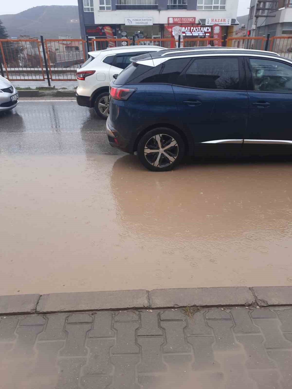 Cadde göle döndü, sürücüler zor anlar yaşadı
