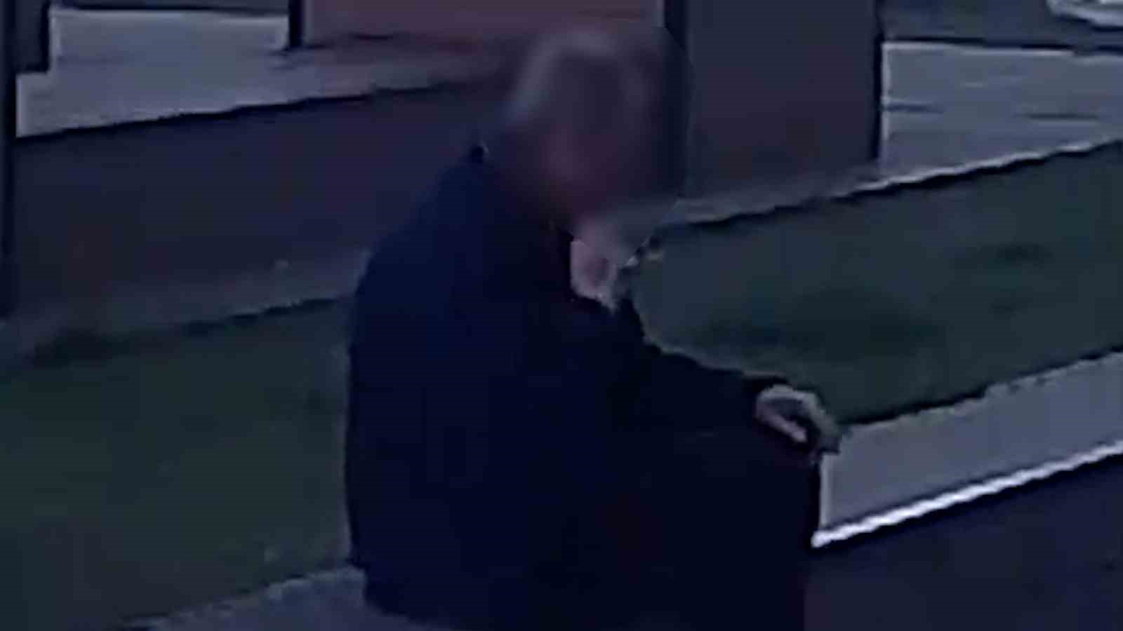 Cadde ortasında boynuna ve yüzüne kesikler attı
