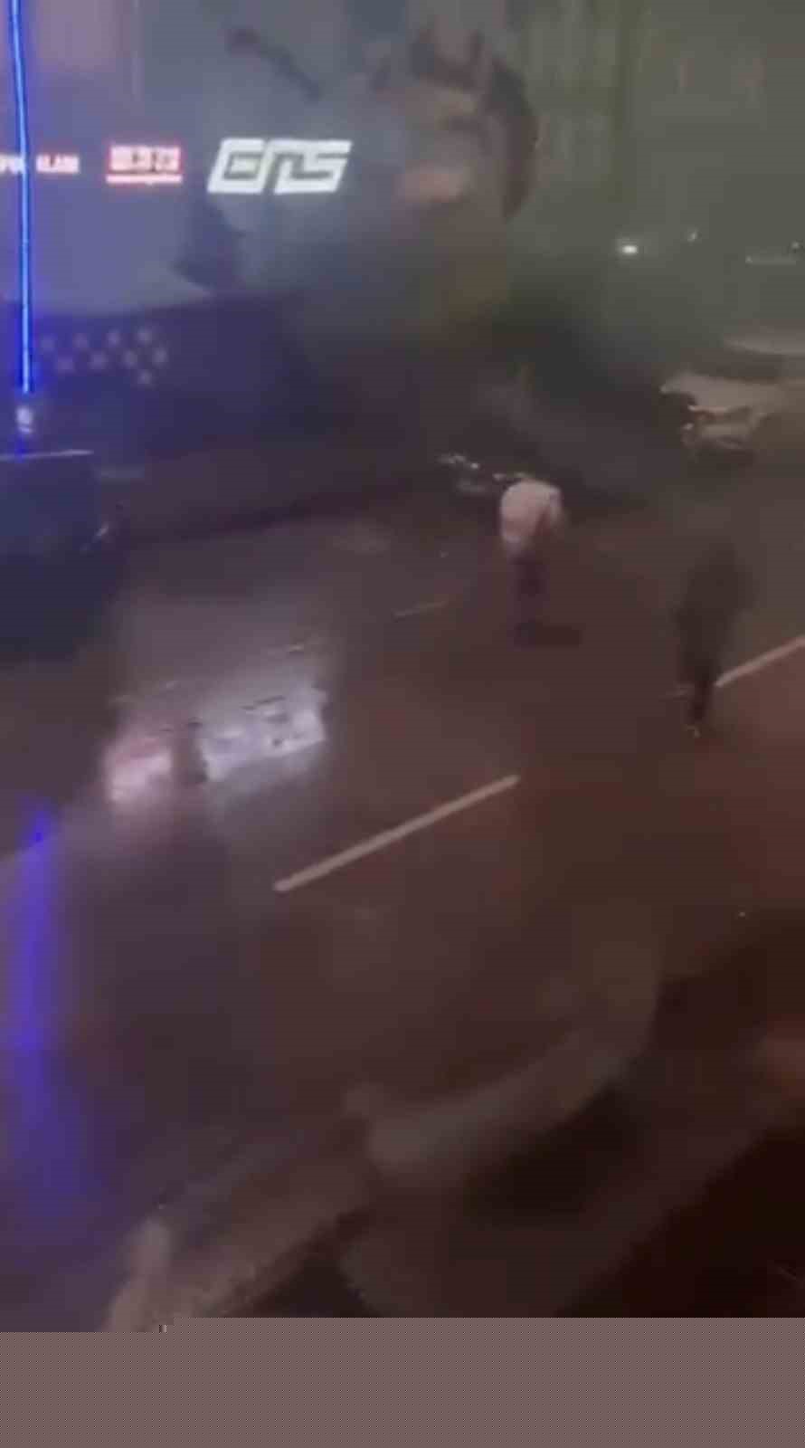 Cadde ortasında dehşet anları: Tekme ve yumruklara feci şekilde darbedildi
