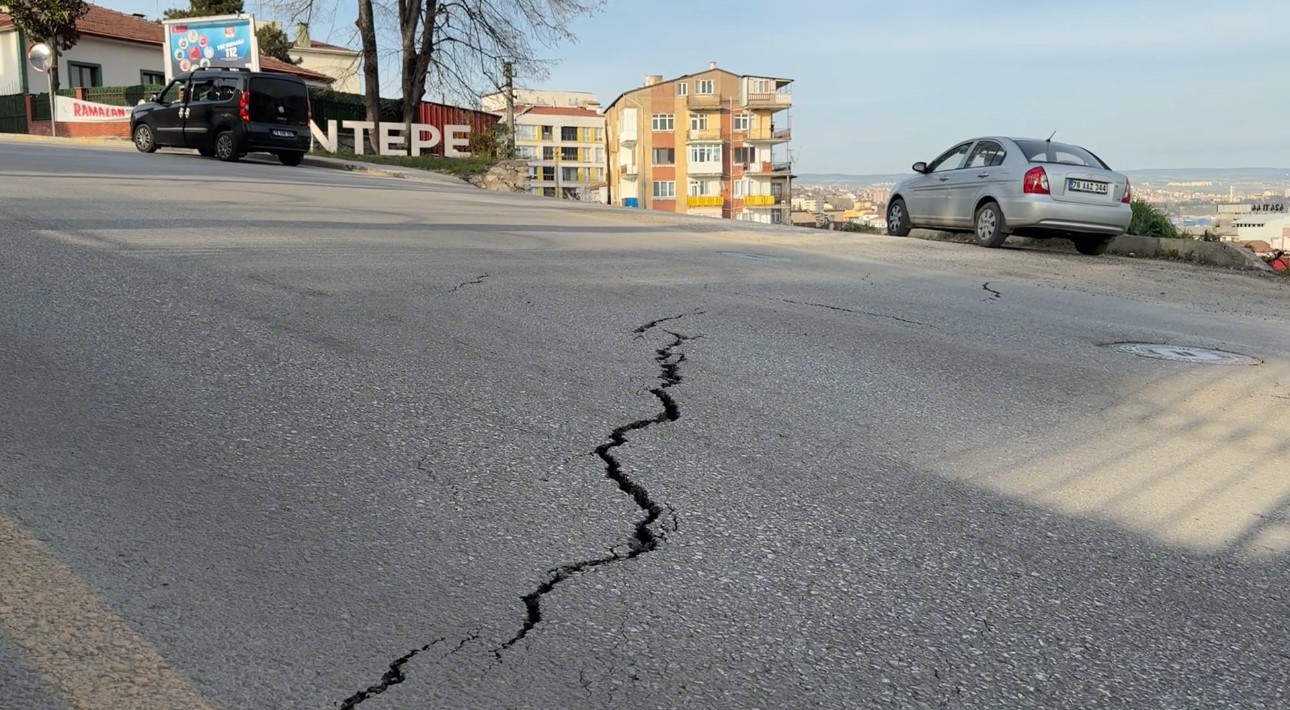 Cadde yolunda oluşan çatlaklıklar tehlike oluşturuyor
