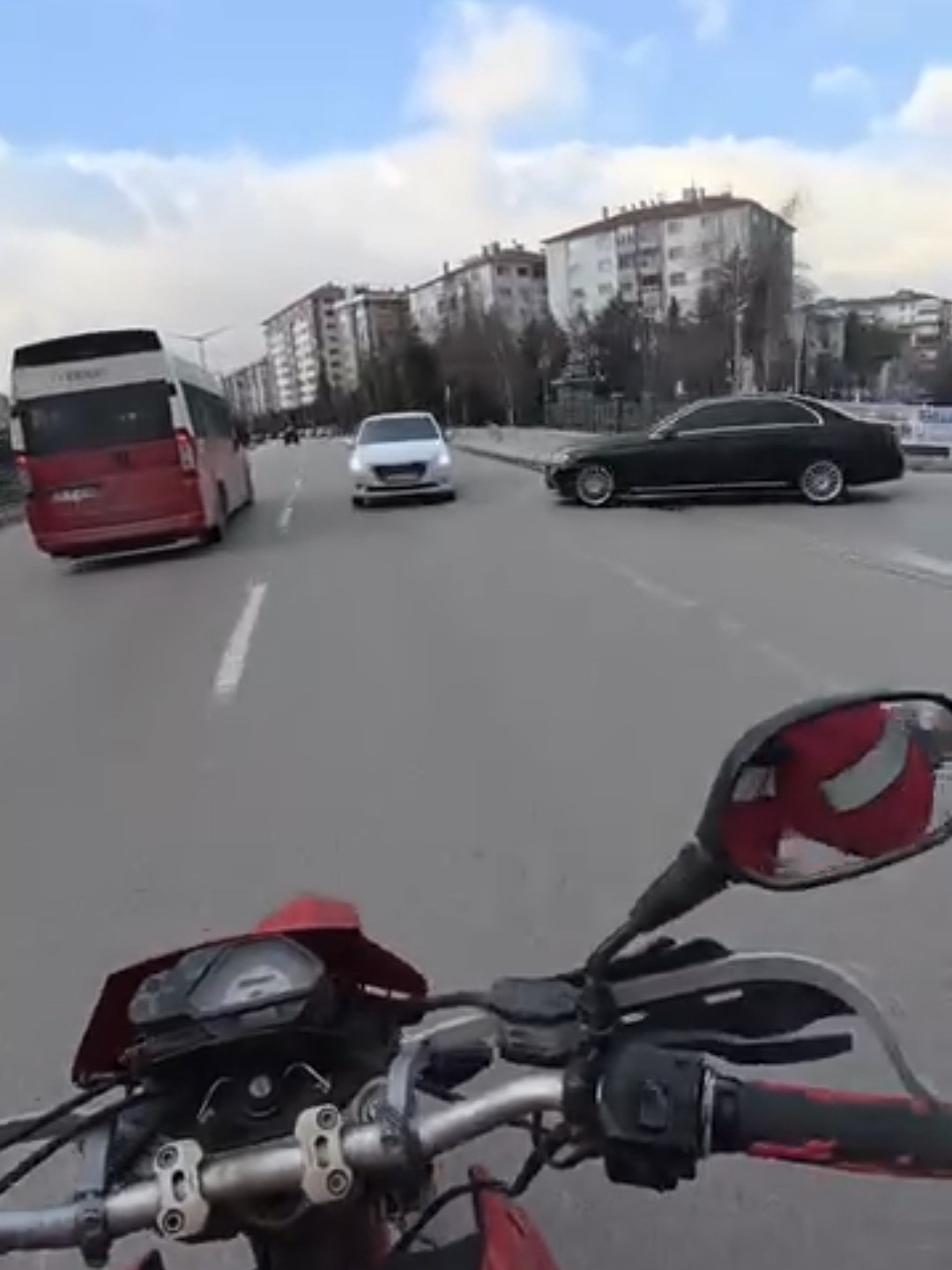 Caddede ters yöne giren otomobil trafiği tehlikeye attı
