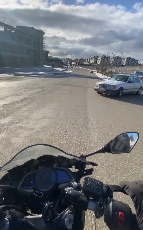 Caddeye kontrolsüz çıkan araca çarpmaktan kıl payı kurtuldu
