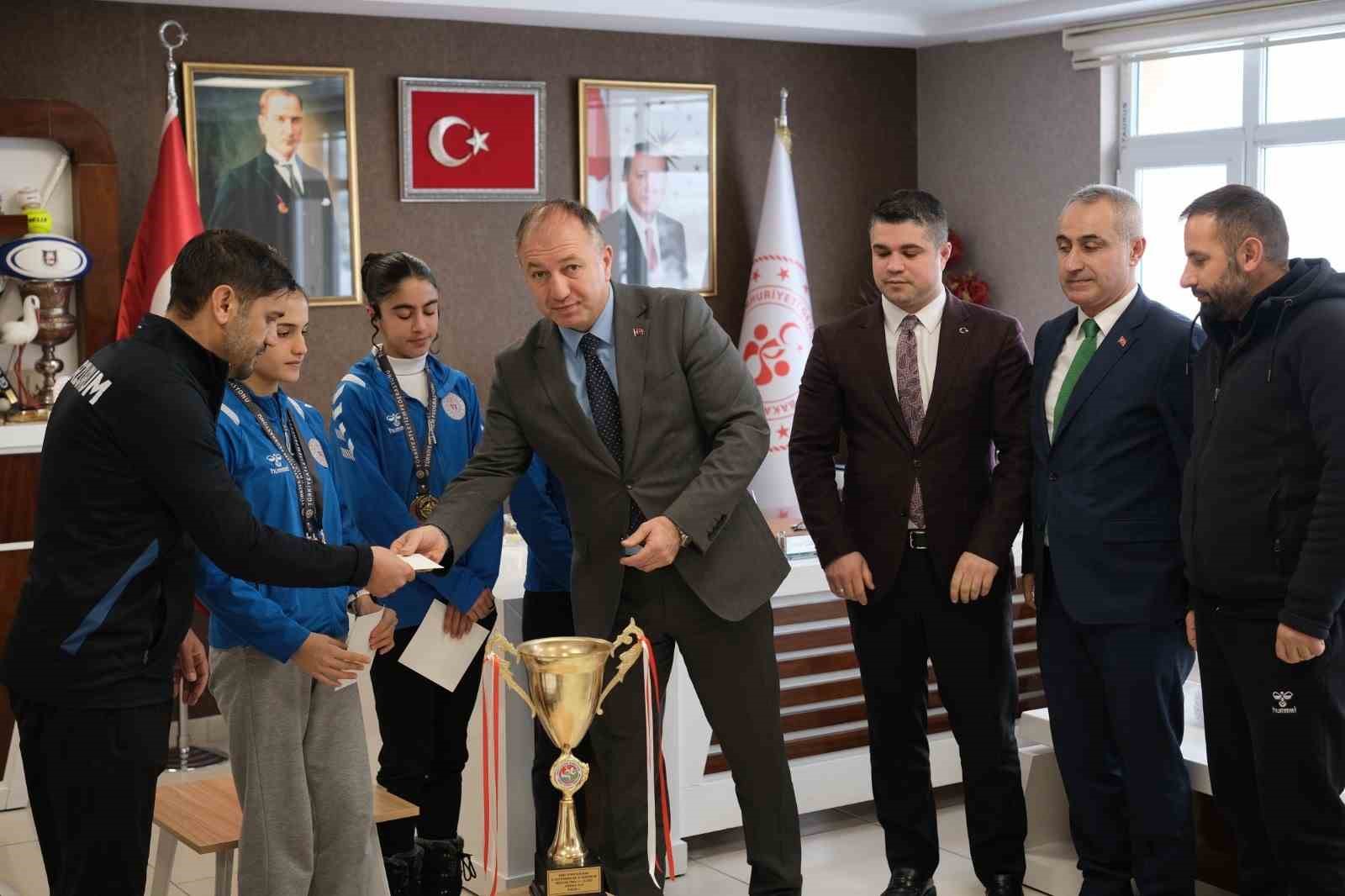 Çakmur şampiyon atletleri ödüllendirdi
