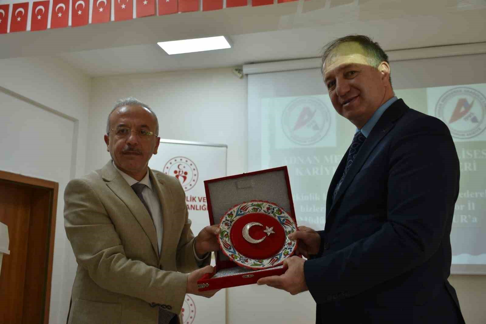 Çakmur; "Sizi başkanlarından ayıracak mutlak bir özelliğiniz olsun"
