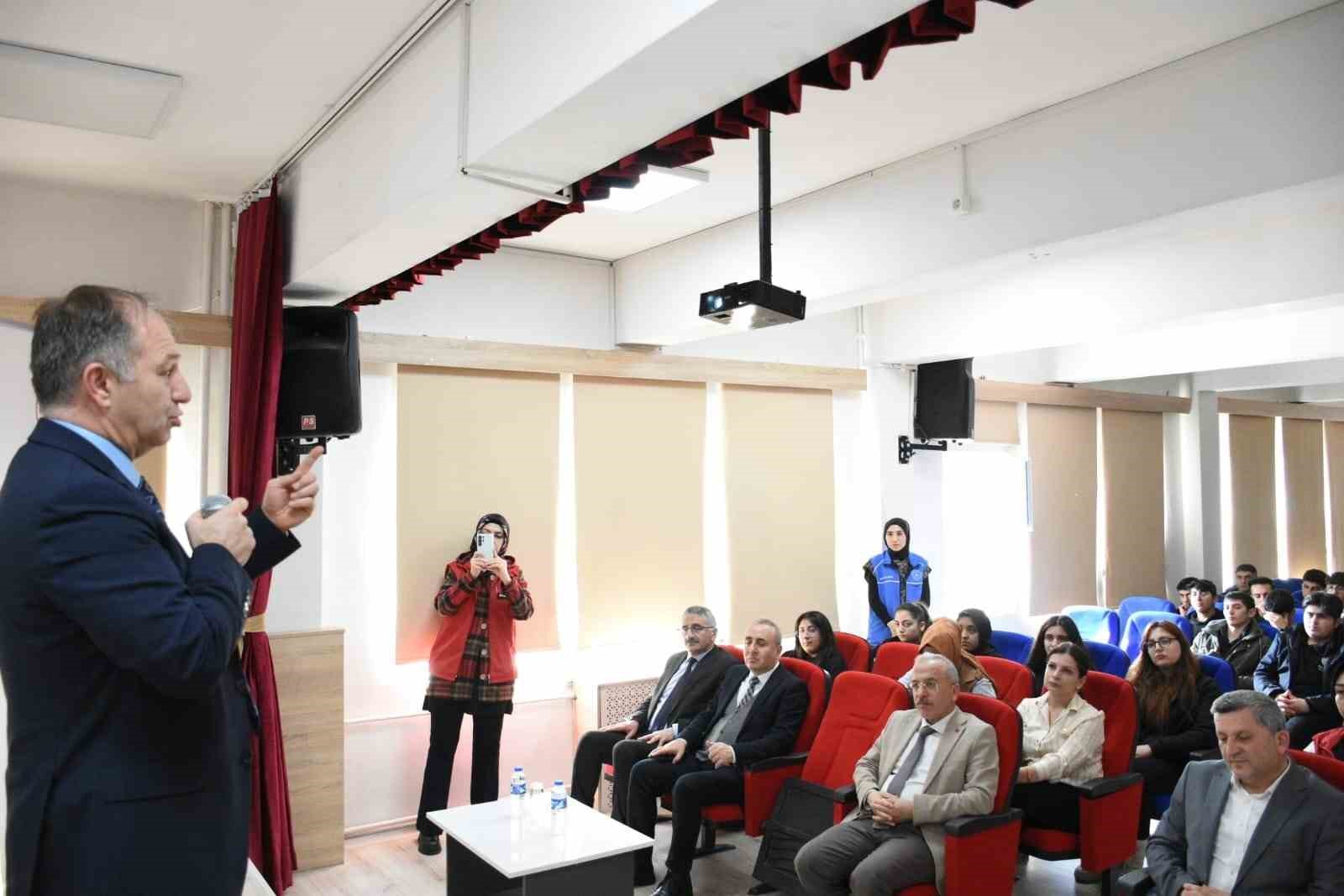 Çakmur; "Sizi başkanlarından ayıracak mutlak bir özelliğiniz olsun"
