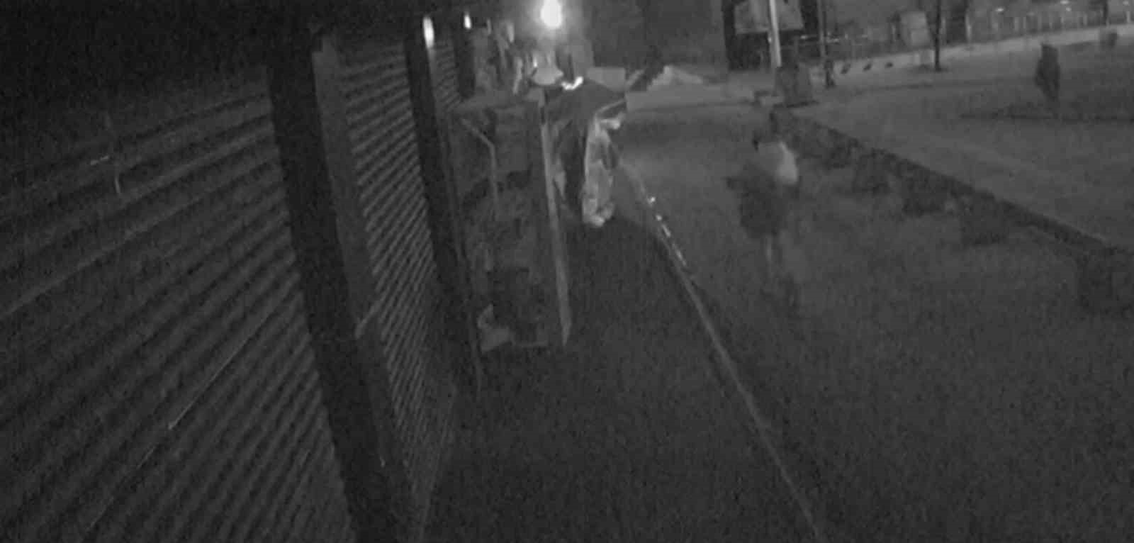 Çaldığı brandayı çöp poşetine sığdıramayınca eliyle taşıyarak götürdü
