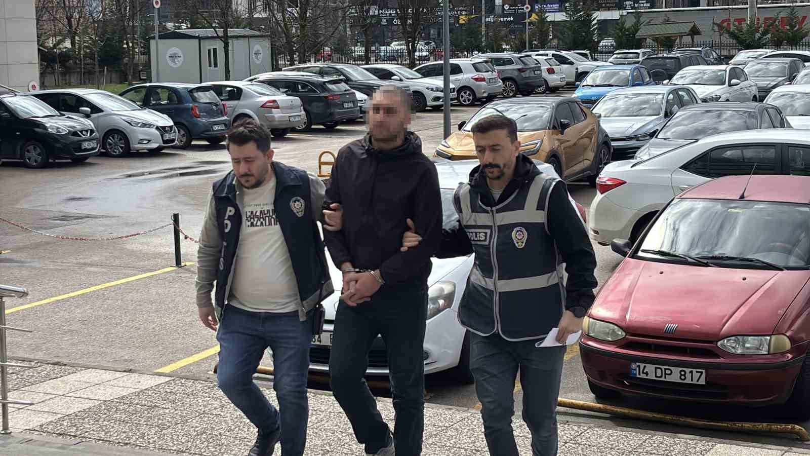 Çaldığı kamyonla eski sevgilisinin evine gitti, camdan girdiği evden laptop çaldı
Çaldığı kamyonla eski sevgilisinin evine gitti, camdan girdiği evden laptop çaldı