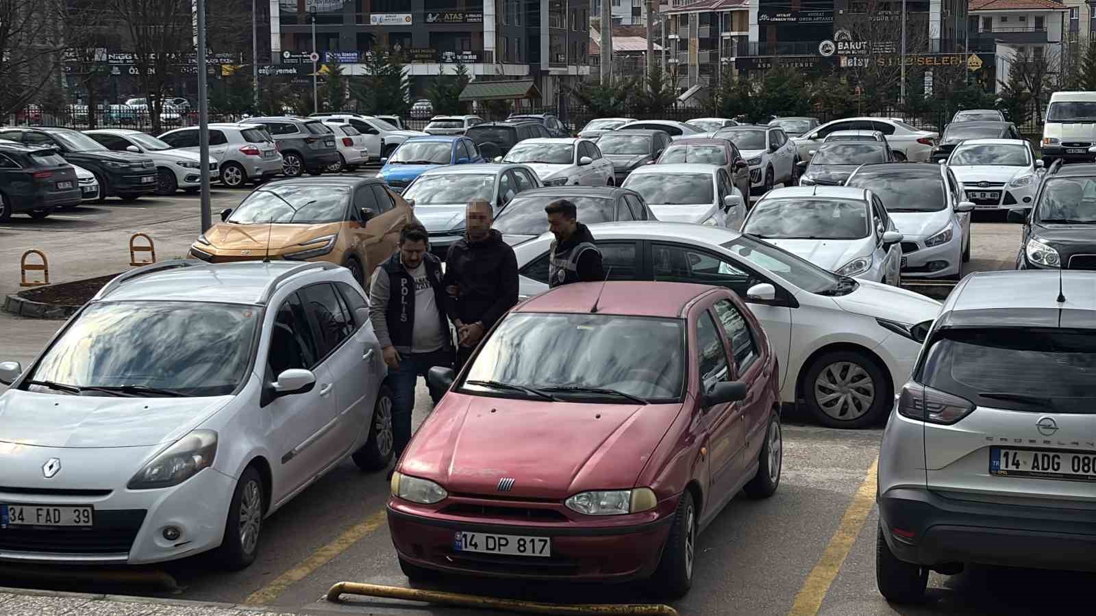 Çaldığı kamyonla eski sevgilisinin evine gitti, camdan girdiği evden laptop çaldı
Çaldığı kamyonla eski sevgilisinin evine gitti, camdan girdiği evden laptop çaldı