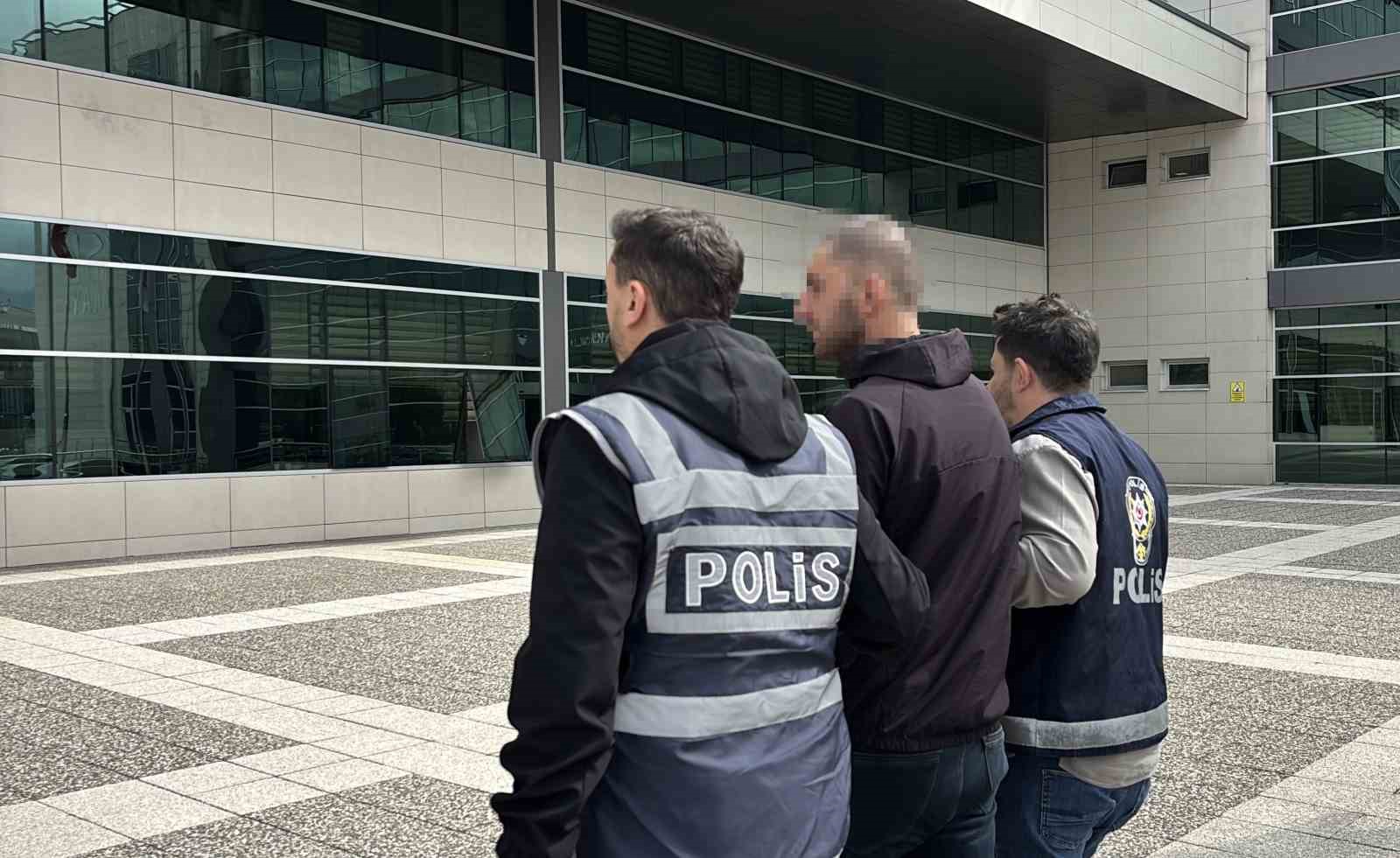 Çaldığı kamyonla eski sevgilisinin evine gitti, camdan girdiği evden laptop çaldı
Çaldığı kamyonla eski sevgilisinin evine gitti, camdan girdiği evden laptop çaldı