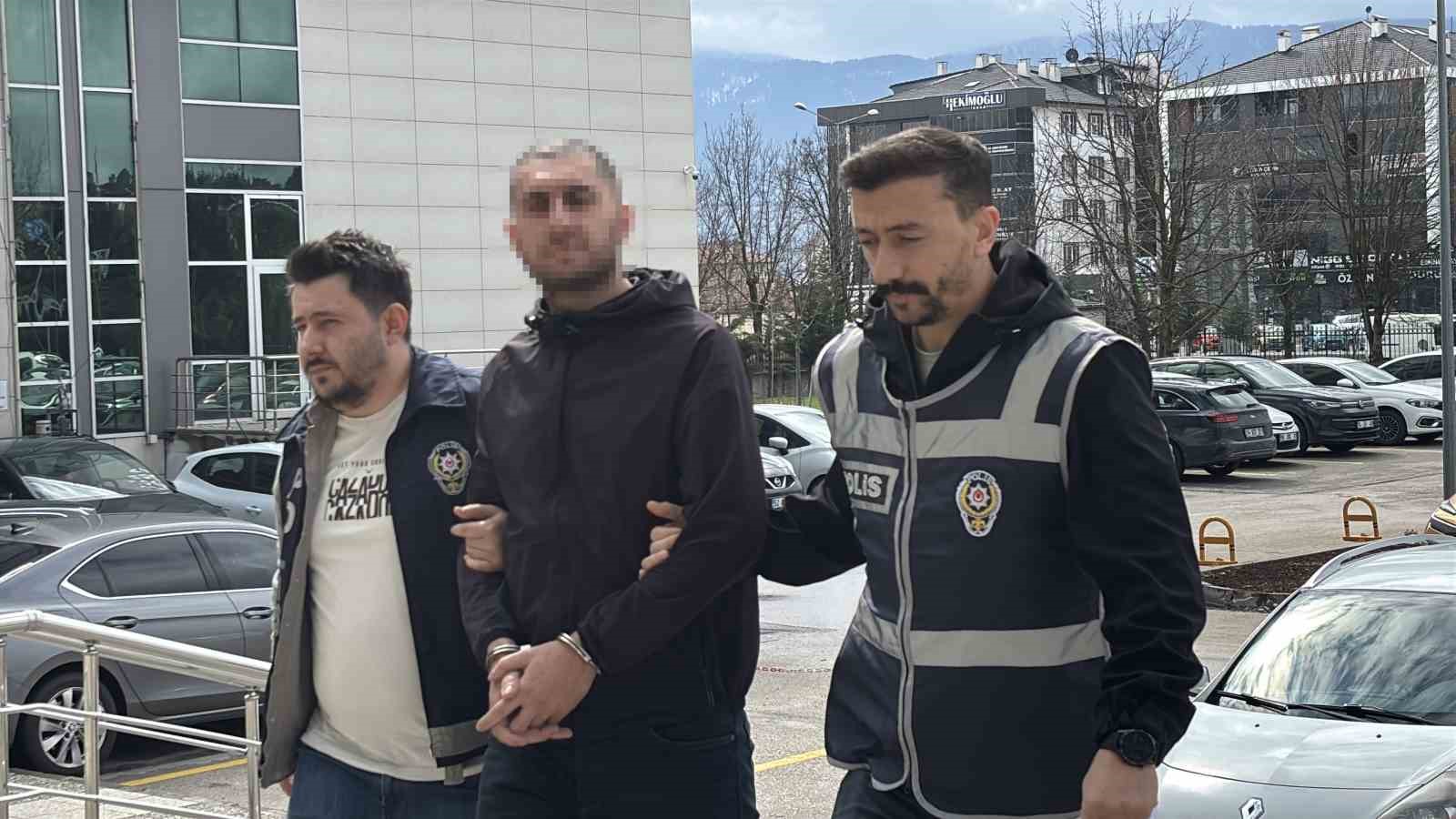 Çaldığı kamyonla eski sevgilisinin evine gitti, camdan girdiği evden laptop çaldı
Çaldığı kamyonla eski sevgilisinin evine gitti, camdan girdiği evden laptop çaldı