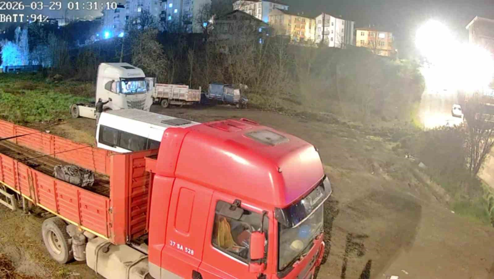 Çaldığı tırı satamayınca dolandırıldı, polise ’mağdur’ rolü yapınca yakayı ele verdi
Çaldığı tırı satamayınca dolandırıldı, polise ’mağdur’ rolü yapınca yakayı ele verdi