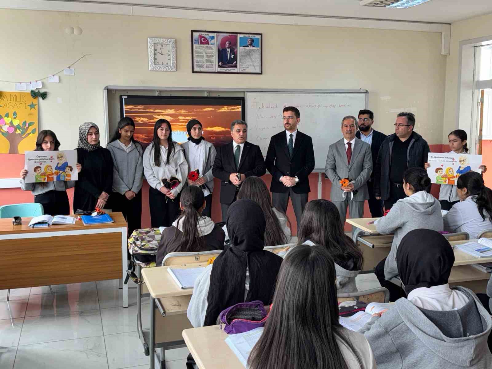 Çaldıran Müftülüğünden öğretmenlere "Geçmiş Olsun" çiçeği
