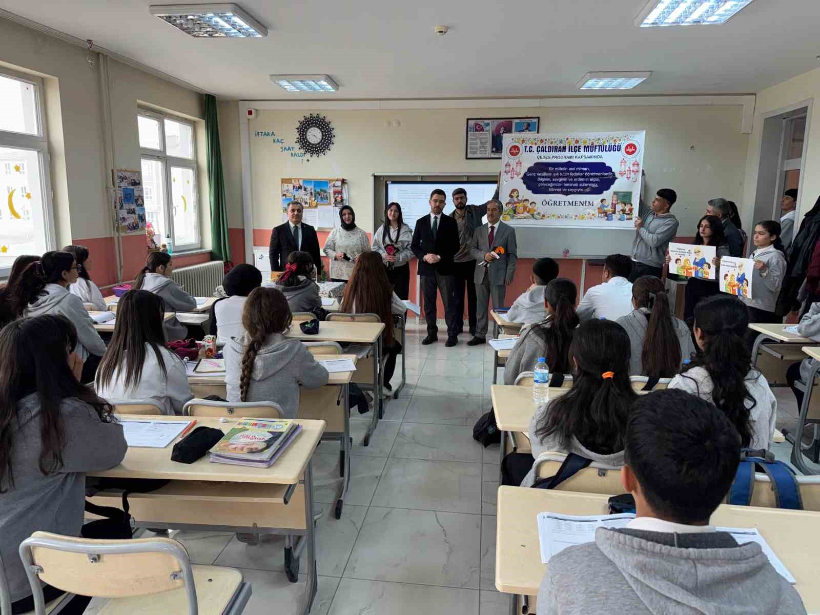 Çaldıran Müftülüğünden öğretmenlere "Geçmiş Olsun" çiçeği
