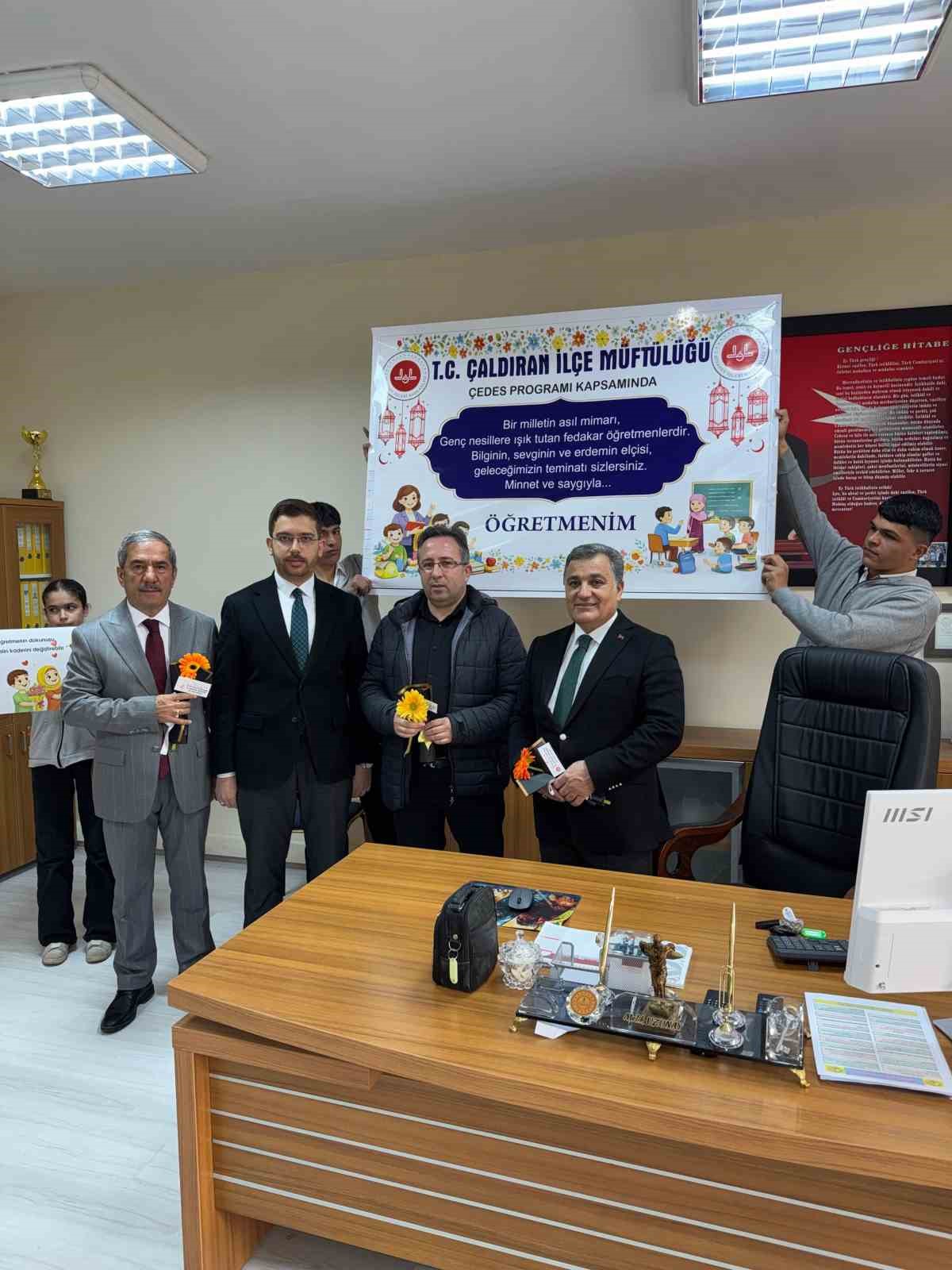 Çaldıran Müftülüğünden öğretmenlere "Geçmiş Olsun" çiçeği
