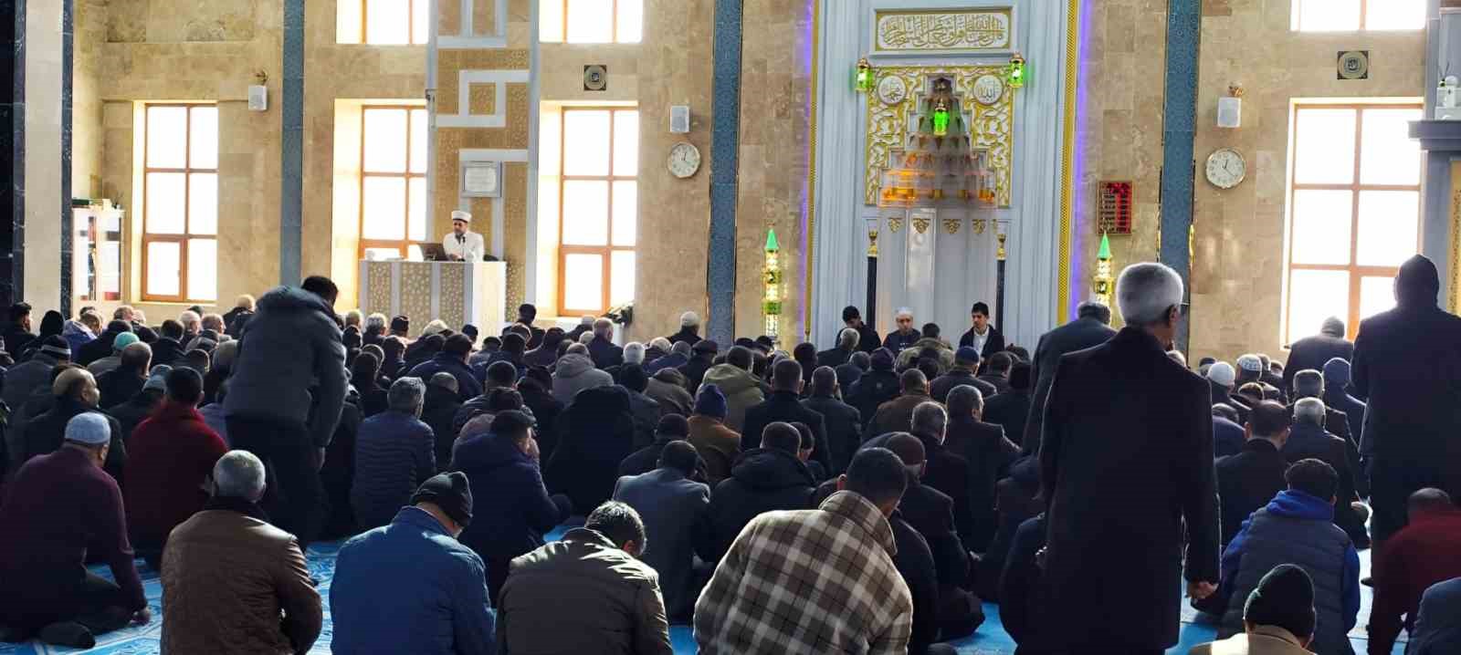 Çaldıran’da deprem şehitleri dualarla anıldı
