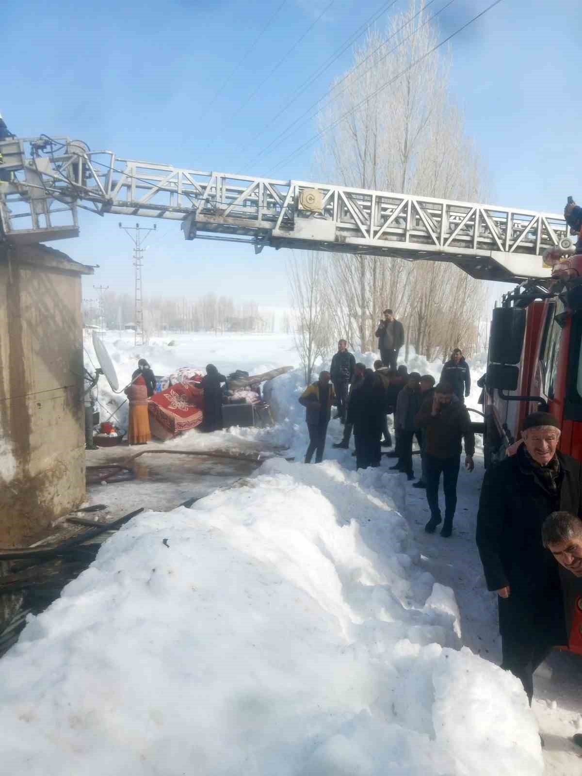 Çaldıran’da ev yangını
