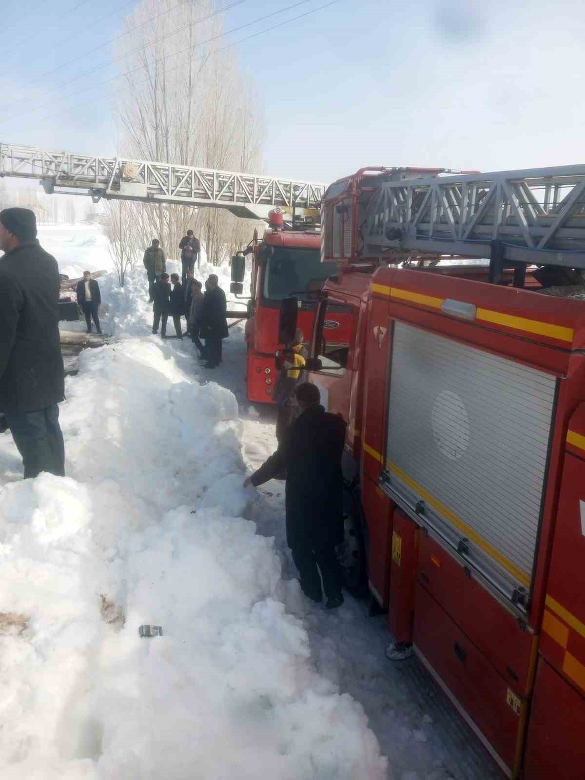 Çaldıran’da ev yangını
