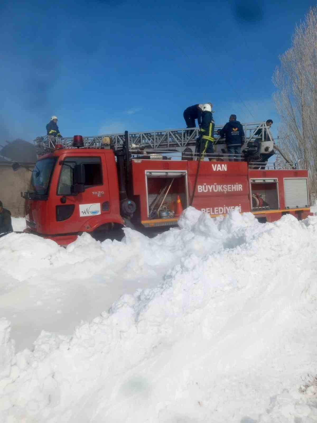 Çaldıran’da ev yangını
