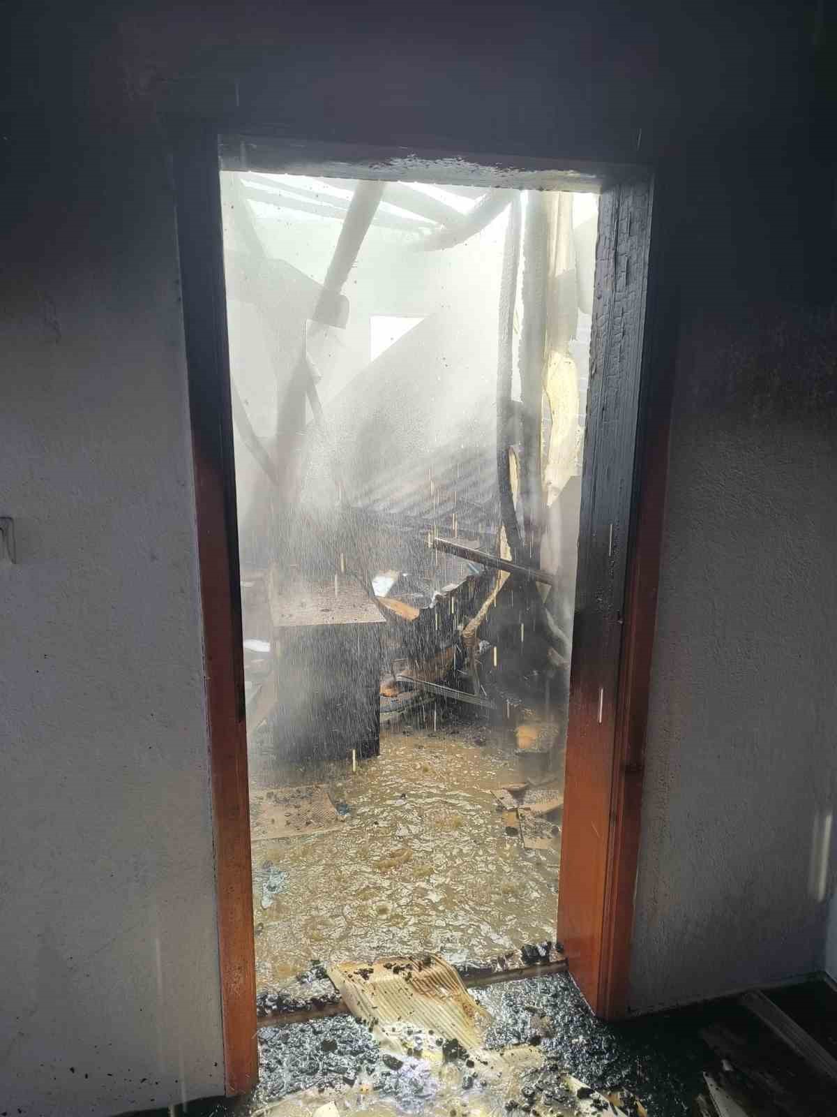 Çaldıran’da ev yangını
