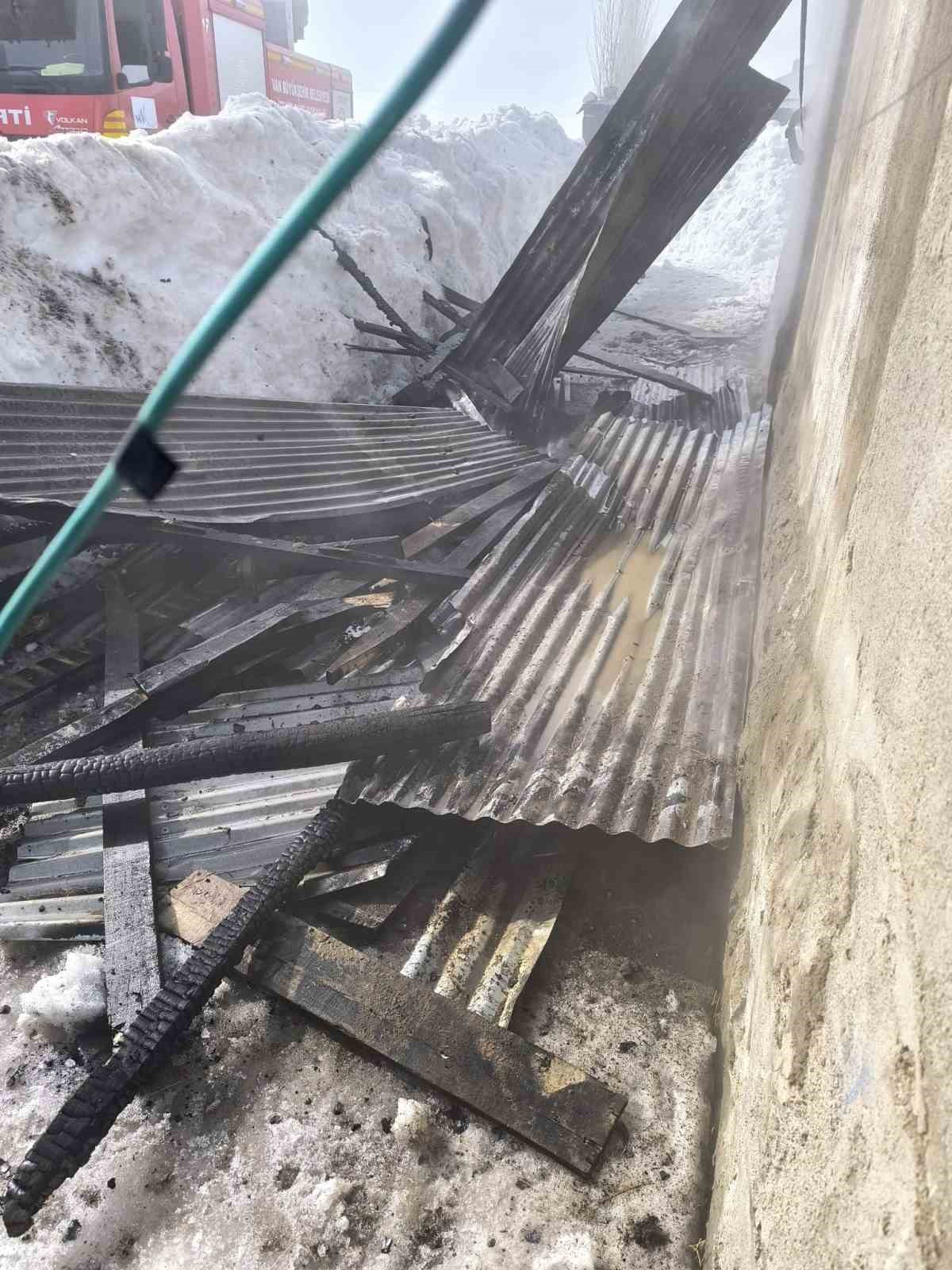 Çaldıran’da ev yangını
