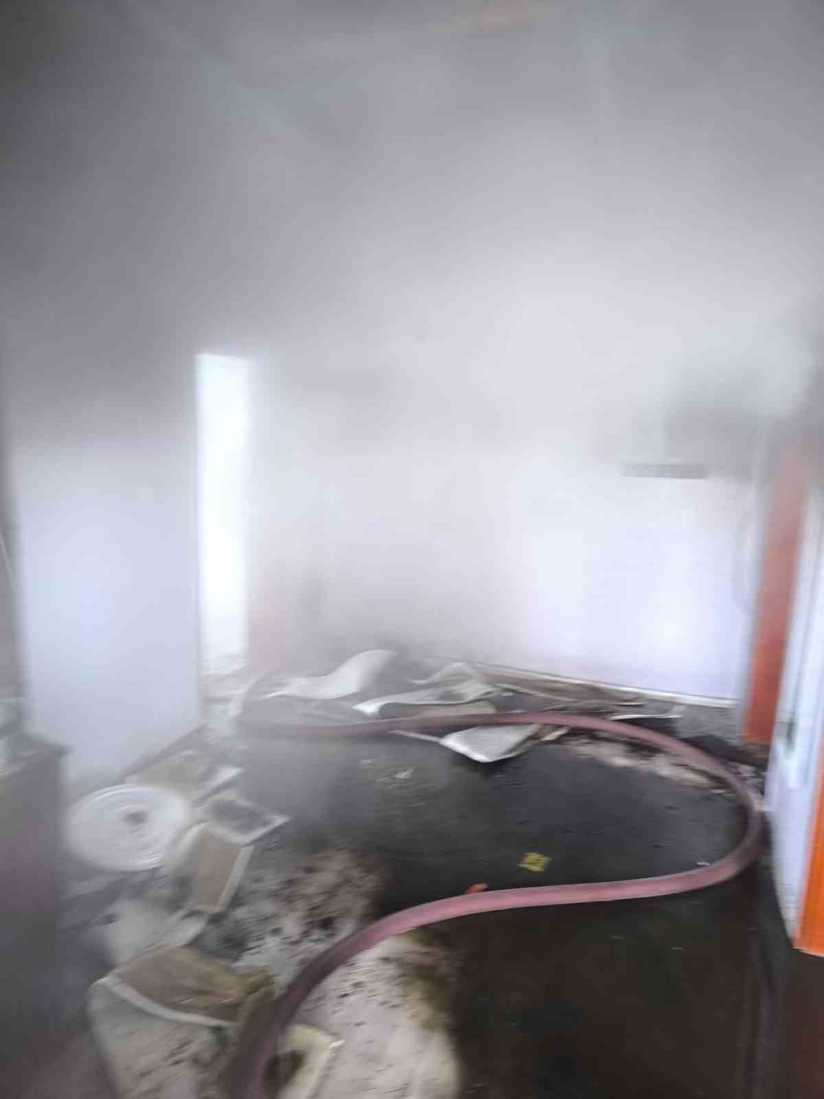 Çaldıran’da ev yangını
