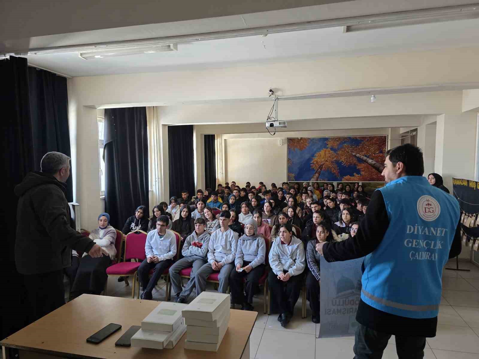 Çaldıran’da gençlik huzura koşuyor: Kitaplar müftülükten gayret gençlerden
