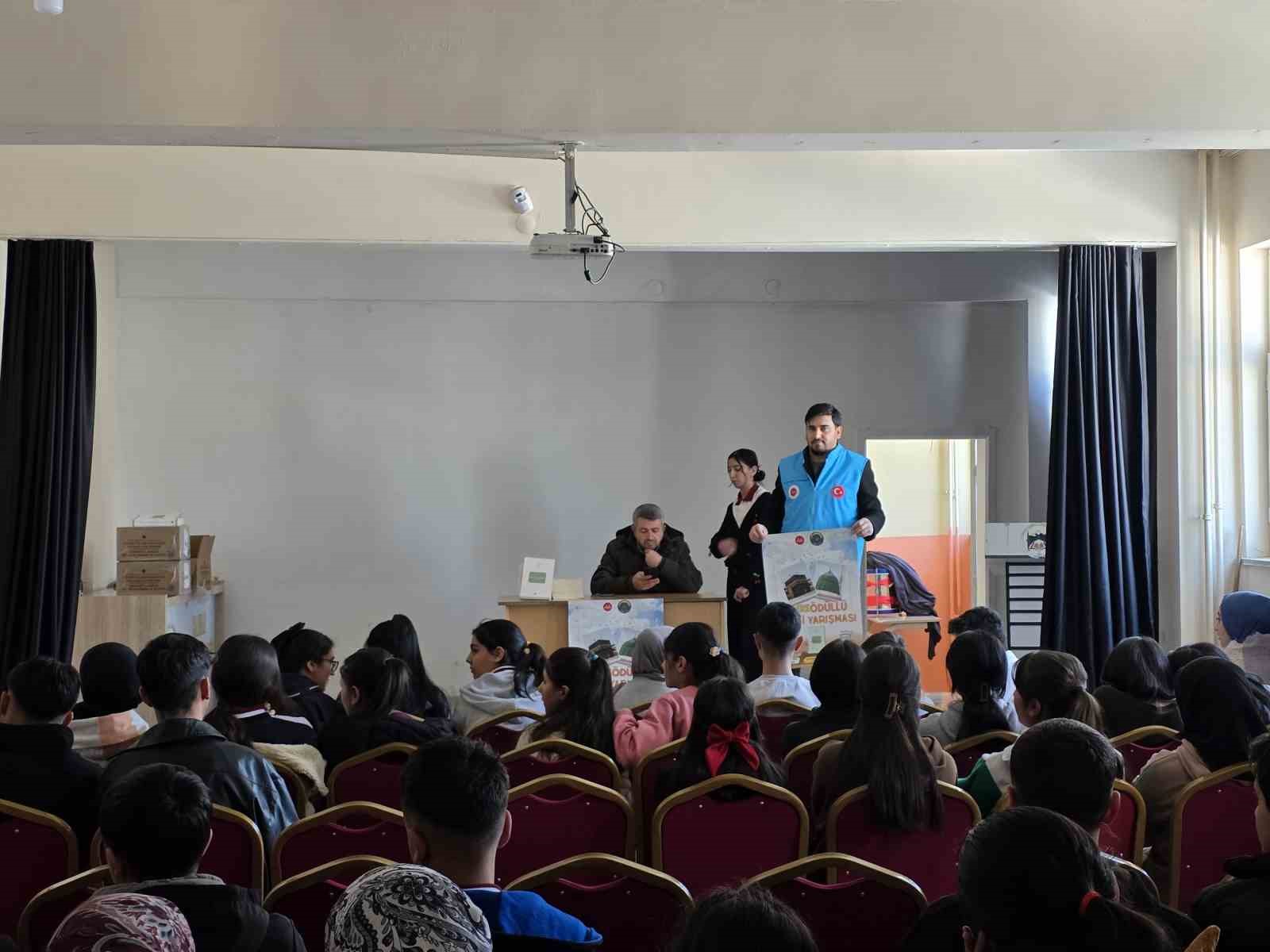 Çaldıran’da gençlik huzura koşuyor: Kitaplar müftülükten gayret gençlerden
