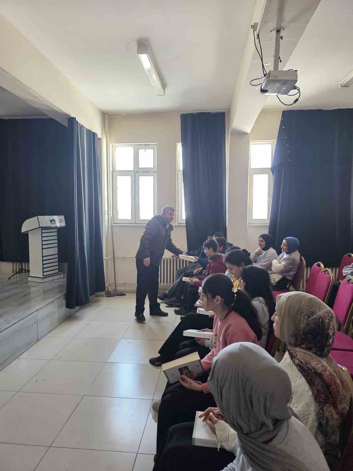 Çaldıran’da gençlik huzura koşuyor: Kitaplar müftülükten gayret gençlerden
