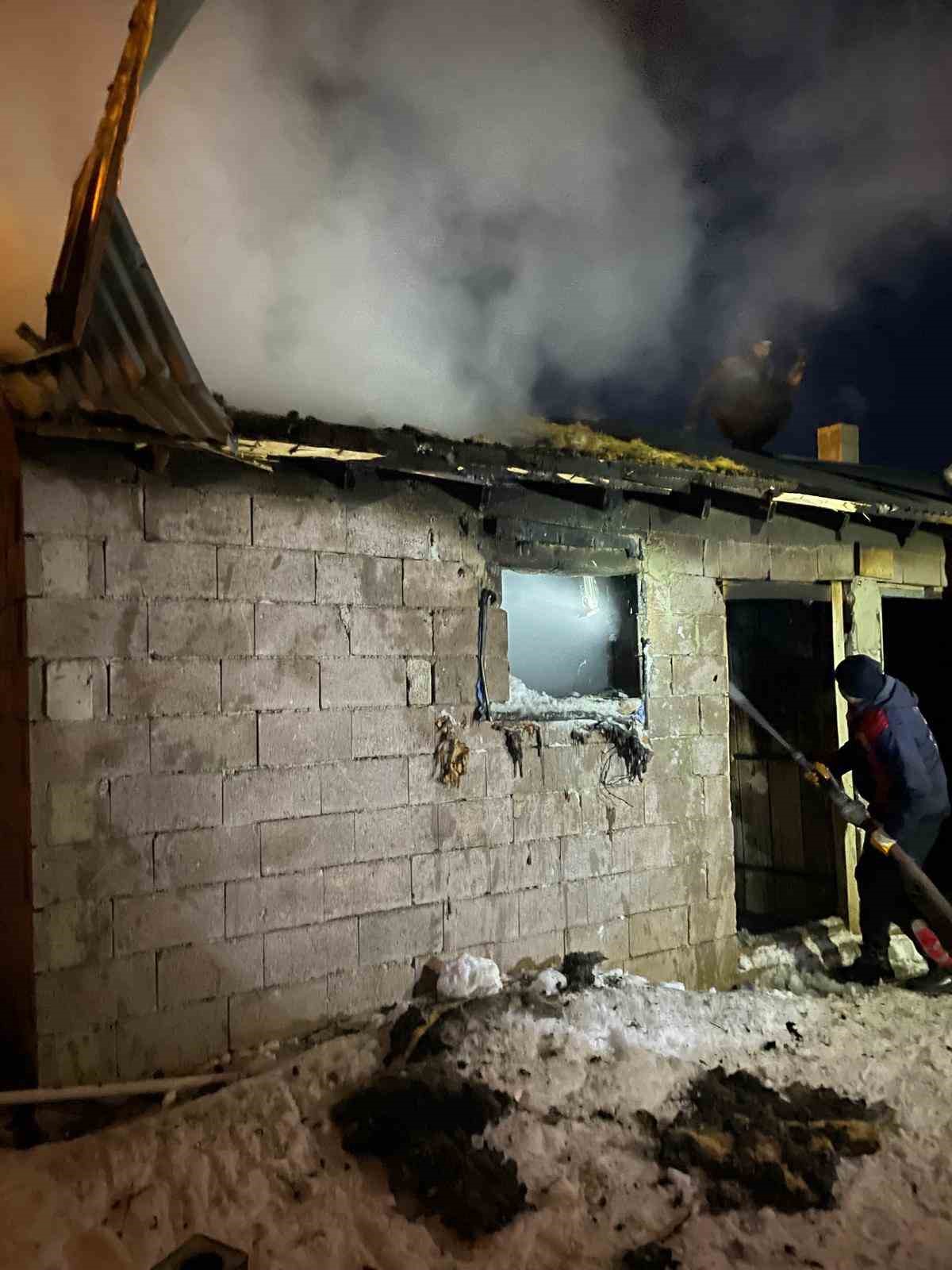 Çaldıran’da odunluk yangını
