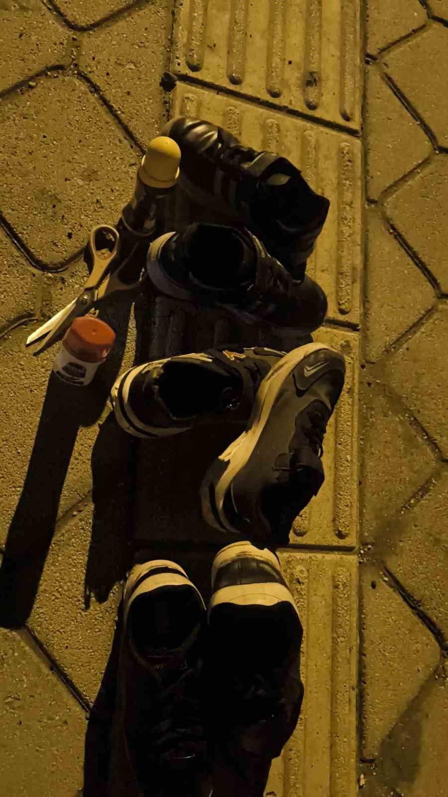 Çalınan ayakkabılarının peşine düşen adam, çocuk hırsızların evinde onlarca ayakkabıyla karşılaştı
