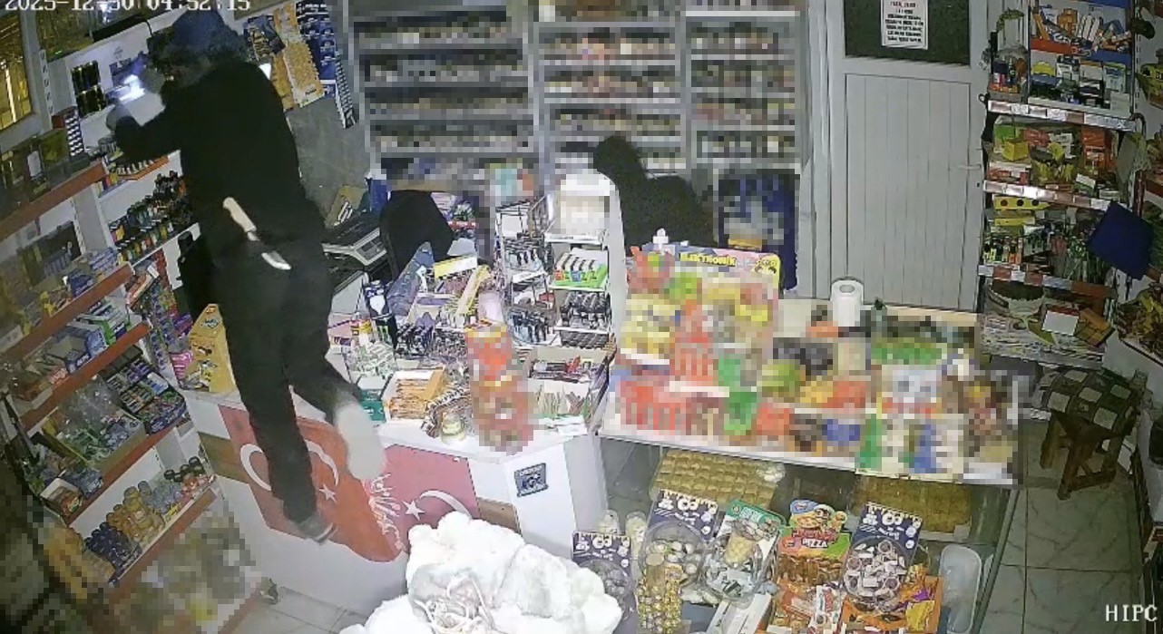 Çalıntı araçla geldiler, marketi soydular: 1 şüpheli tutuklandı
